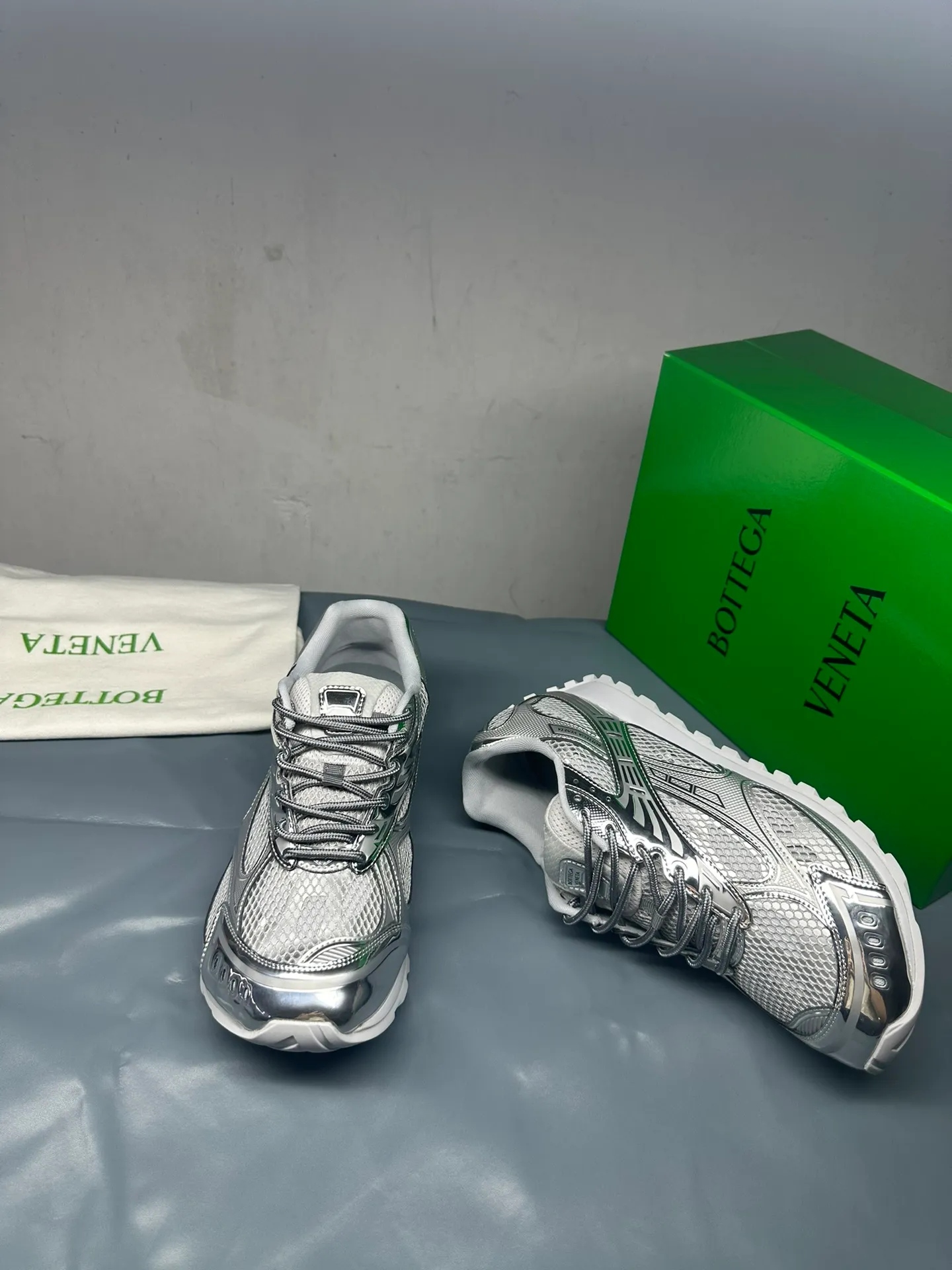 👟👟Ex-factory price 600👟👟 Men's size +10 Real photos 🔥🔥BV Orbit sneakers Wang Yibo's same style couple's dad shoes Runner sneakers, made of lightweight technical mesh fabric. Matched with geometric pattern designed rubber outsole, Wang Zha series high version. Look for the package technology. It is actually a lot taller, but the legs are still slim. Very nice, playable and durable. Matched to the standard💯 Package shoe technology. Look for the high version. The outsole is made of color-blocked TPU outsole. Women's model 35 36 37 38 39 40 41 42 (40 41 42 43 44 45 customized) (Customer logo can be accepted without refund or exchange at a favorable price) Equipped with original packaging
